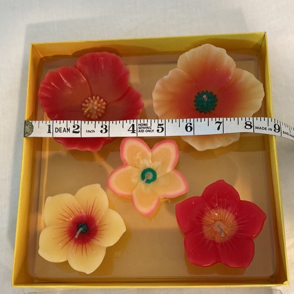 Crate&Barrel flower floating candles New in box - Picture 3 of 16